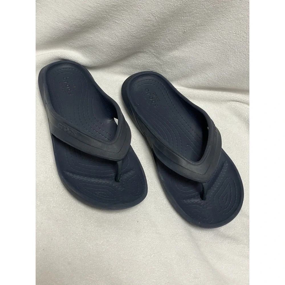 CROCS kids Navy Blue Thong Sandals Flip Flops Size Juniors 2 Iconic‎ Comfort